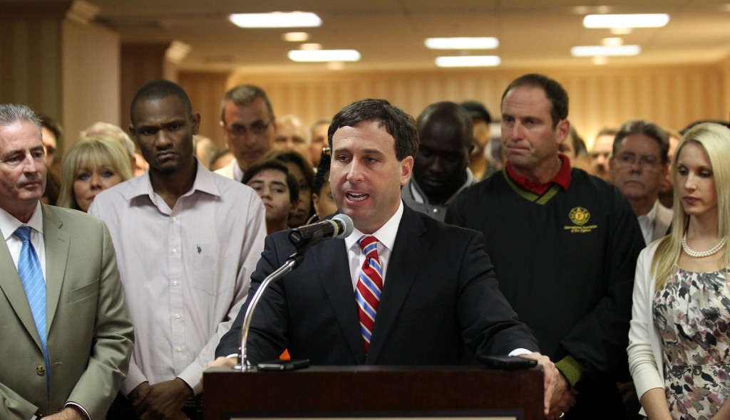 STENGER FOR COUNTY EXECUTIVE: Steve Stenger, County Councilman, lawyer and Certified Public Accountant, announcing his candidacy for St. Louis County’s chief executive officer in the Aug. 5 Democratic primary. He is flanked by dozens of supporters including his wife Ali (at right), County Councilman Mike O’Mara (left, Plumbers & Pipefitters International Rep and Local 562 member) and Fire Fighters Second District Vice President Mark Woolbright (second from right).  – UPI photo by Bill Greenblatt 