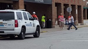 BEING REASONABLE: St. Louis City police, called by the Schnuck’s manager, showed up at the Teamsters handbilling at the 4171 Lindell store but left after telling the manager the union has a right to be at the store’s front entrance.